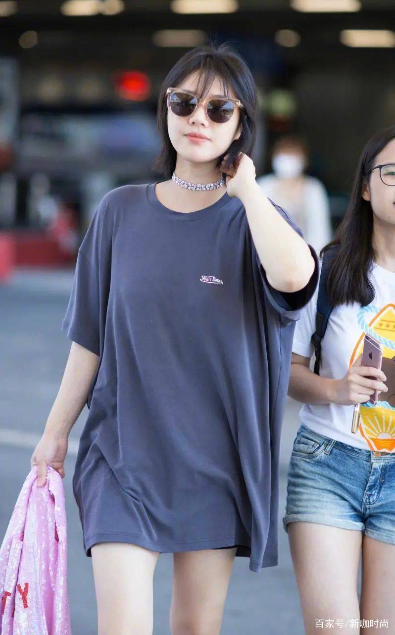 样式|马思纯简约起来不简单，T恤直接当成裙子穿，白皙美腿太抢镜