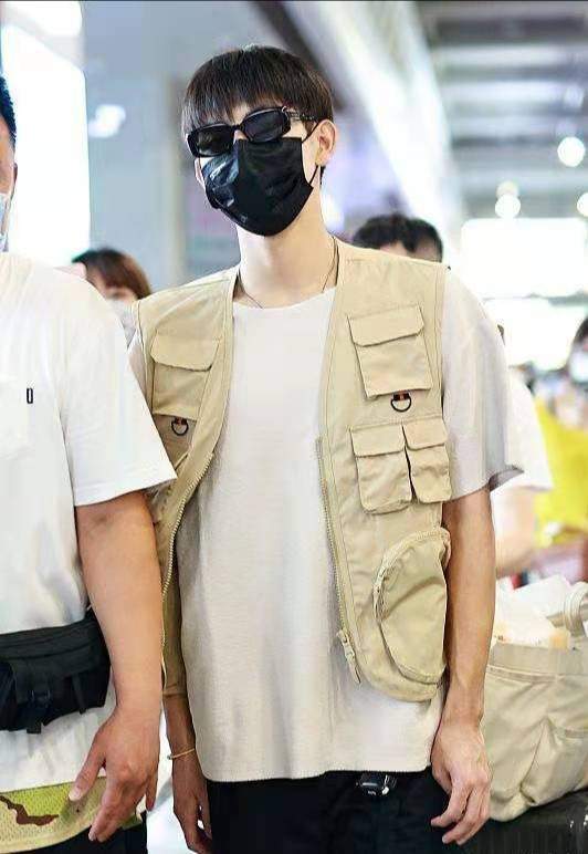 马甲|陈飞宇改中国籍后首次露面，打扮清爽被簇拥装高冷，仨助理排场大