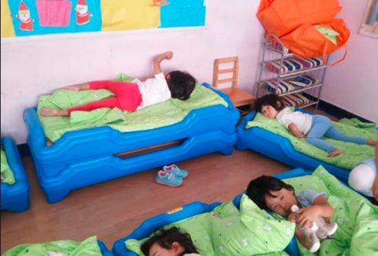 睡眠|幼儿园孩子假睡觉：老师出门我撒欢，老师一来就闭眼