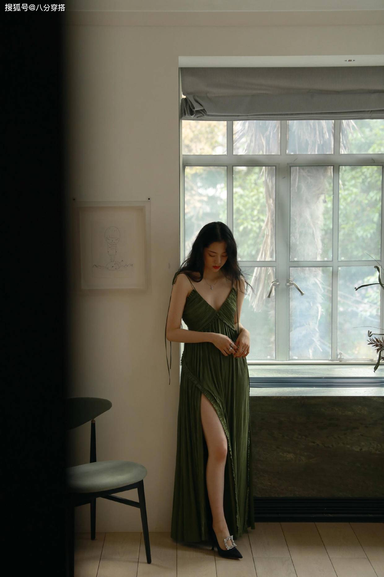 美眉|欧阳娜娜与妈妈同穿黑裙比美，一个娇俏一个稳重，养眼又时髦