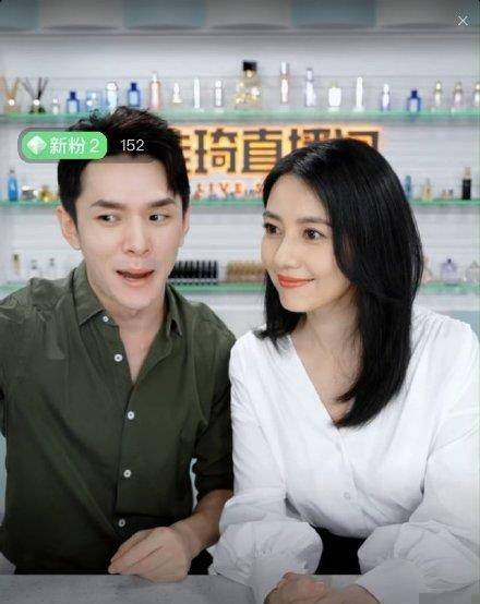 肤质|高圆圆白衬衫配开叉裙,既秀身材也秀气质,低头浅笑亲和力十足