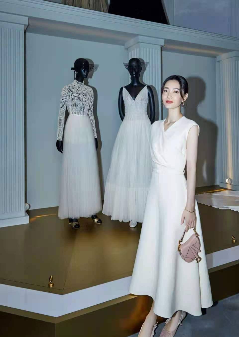 活动|王丽坤品牌活动生图美上热搜,一袭小白裙清新文艺,燕子包太抢镜