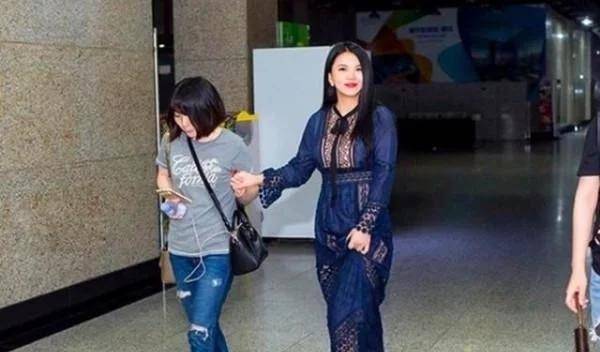 郭晶晶|郭晶晶跟李湘同台斗艳赢了!两大阔太同穿长裙,冠军跟土豪的区别