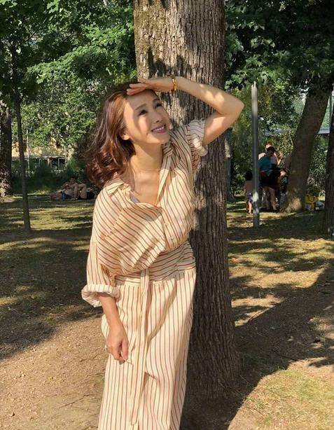 领带|黎姿还是那么惊艳,穿S码礼裙勒出“空竹腰”,肤质紧得让人羡慕