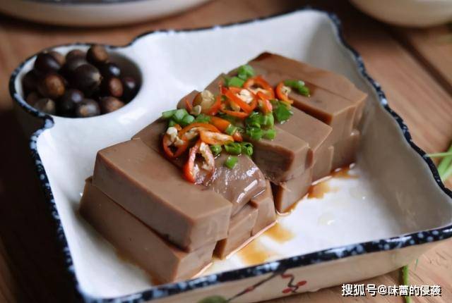 相比于其他白花花的豆腐不同,苦槠豆腐是棕色的,但是依然q弹十足,而且