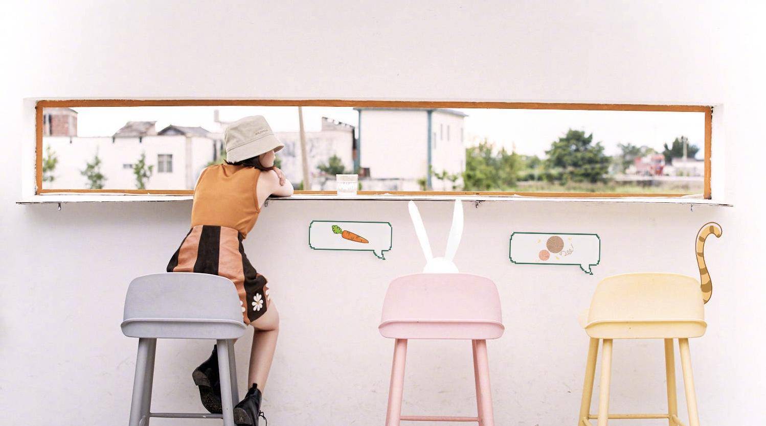 轮廓|李沁垃圾堆旁拍写真，黑色连衣裙轮廓精致，穿出女团风