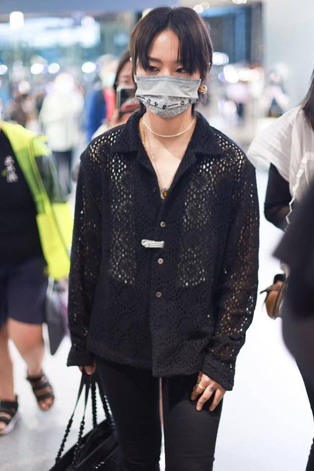 一身|周笔畅的造型让人难理解，“平板”身材穿挂脖上衣，一身黑挺高级