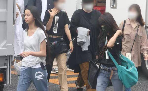 黑色|工藤静香带女儿出门，她穿紧身裤细腿不输木村光希，不愧是女神