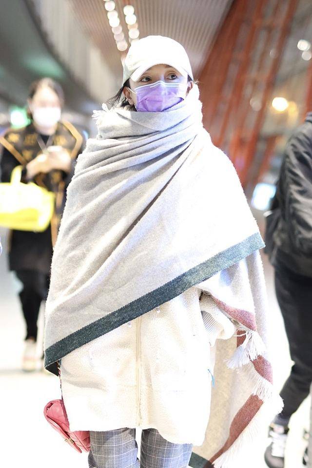 仙女|周迅机场又作妖，裹着毛巾就为了保暖，根本顾不上好看不好看