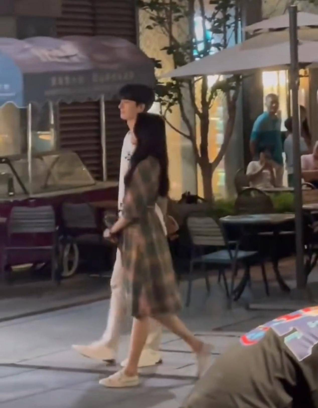 视觉|关晓彤拍戏被偶遇，穿格子裙和187cm林一散步，展现最萌身高差