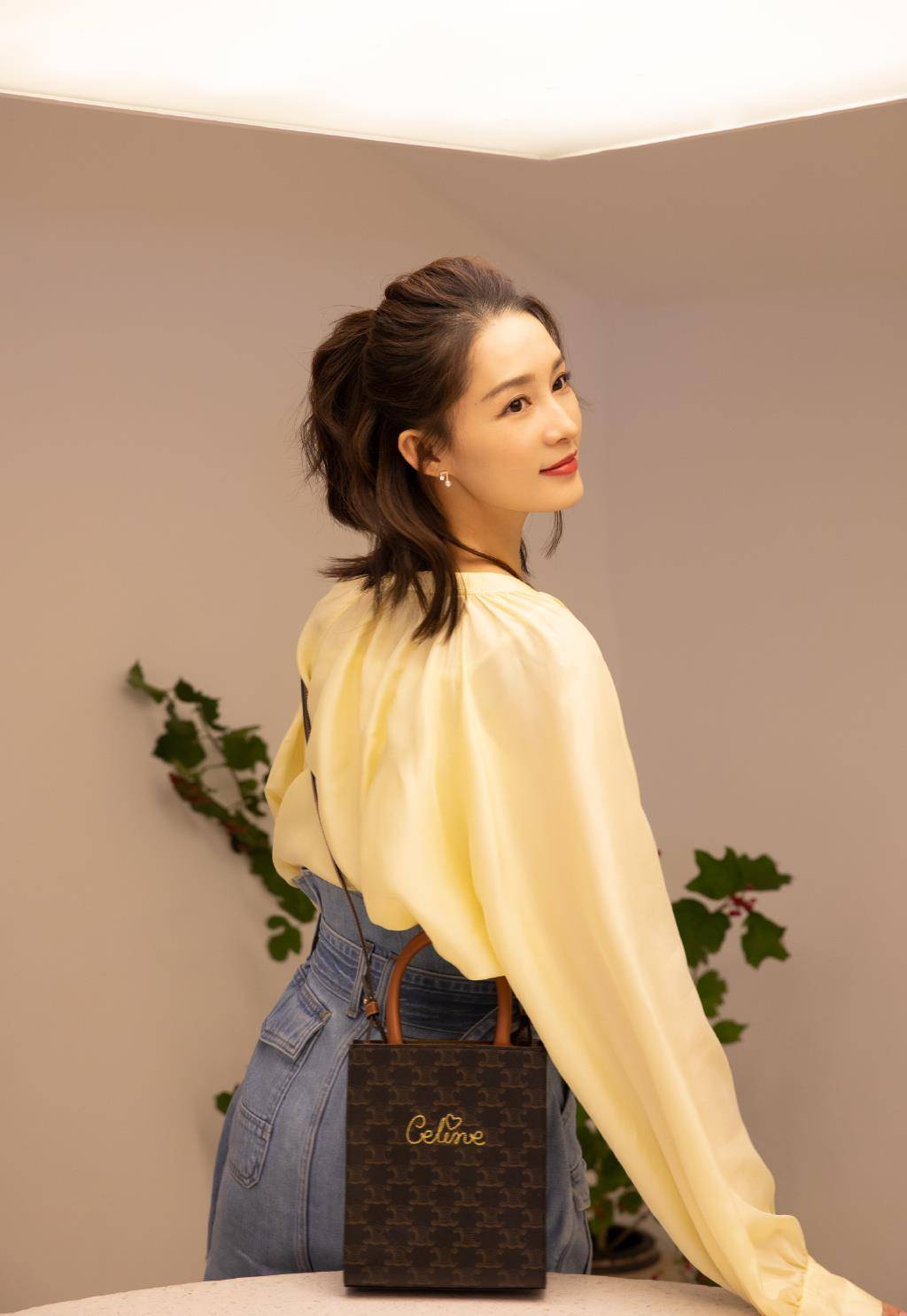 写真照|李沁这颜值太吃香了，穿淡黄色上衣配牛仔裙，30岁嫩回少女时代