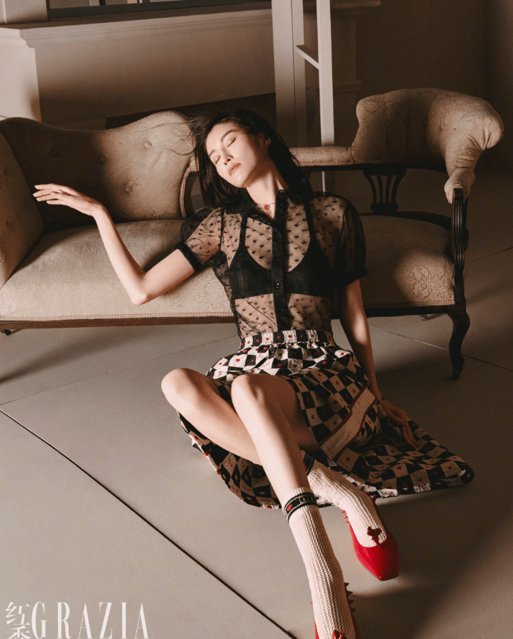 何穗穿红背心搭配黑白针织短裤 造型妩媚秀大长腿