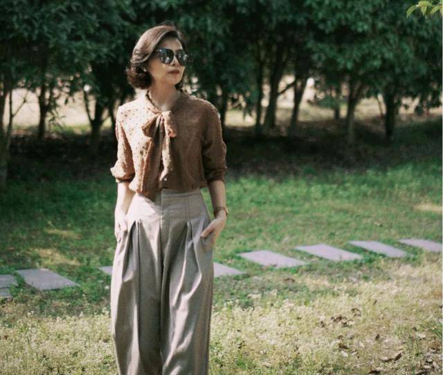 下装|建议中年女性，尽量少穿紧身裤！多穿这3种“下装”，优雅又时髦