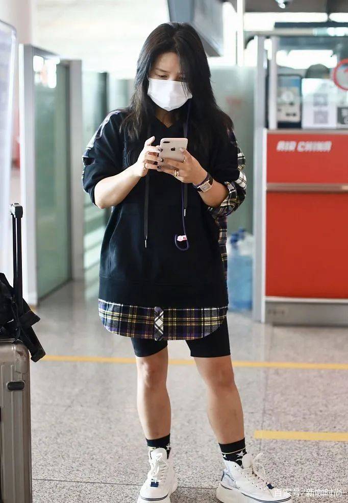 何洁|何洁又胖了？格子拼接卫衣搭健美超短裤，小粗腿不忍直视