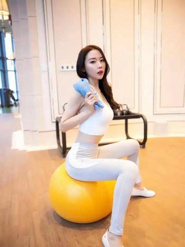 运动裤|白色吊带搭配灰色运动裤,喜欢健身的可以参考!