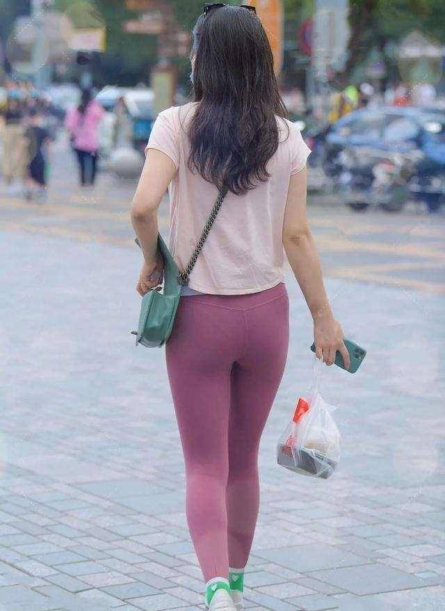 卫衣|黑色紧身打底裤搭配白色T恤,夏季最火穿搭,超显身材