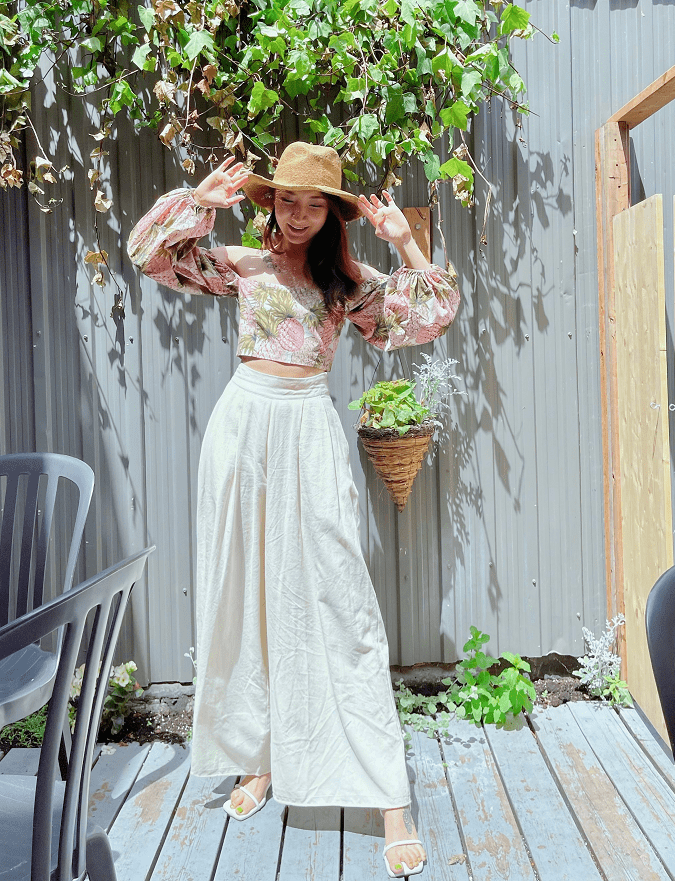 陈赫|陈赫前妻不愧是模特，短上衣配牛仔裤就穿成风景，远看还似小姑娘