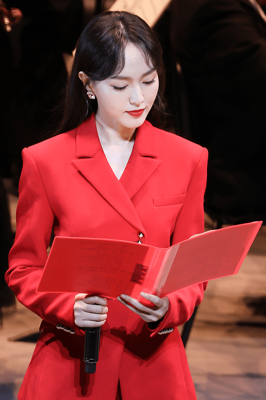 &quot|唐嫣婚后状态一直挺在线，穿红西装撕掉＂傻白甜＂标签，又美又飒