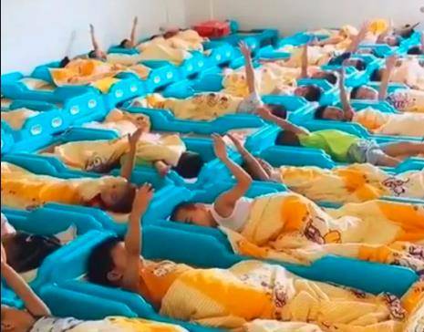 睡眠|幼儿园孩子假睡觉：老师出门我撒欢，老师一来就闭眼