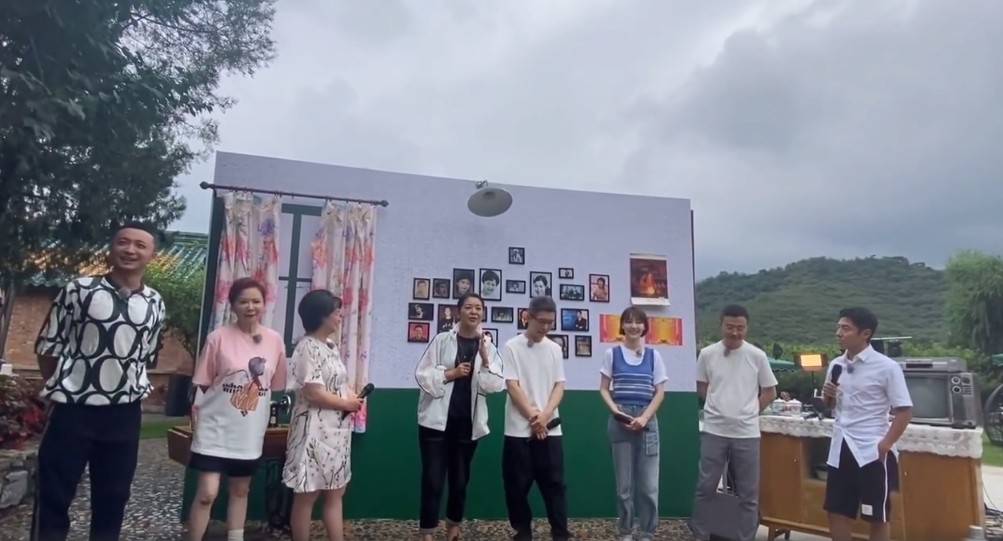 服装|央视主持人合影倪萍站C位，穿搭减龄时髦丝毫不像奶奶辈，太抢镜