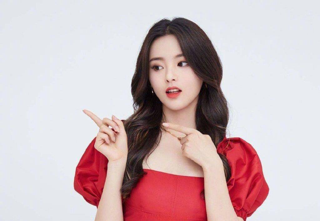 超越|杨超越撞衫古力娜扎,同穿红色连衣裙,谁的颜值更胜一筹