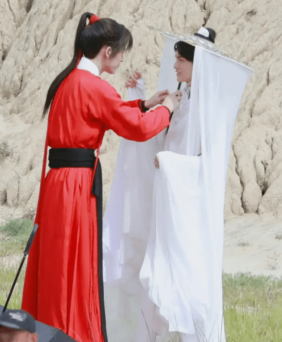 张凌赫|《吉星高照》路透被嘲，《皓衣行》被拉出来对比，服装造型很关键