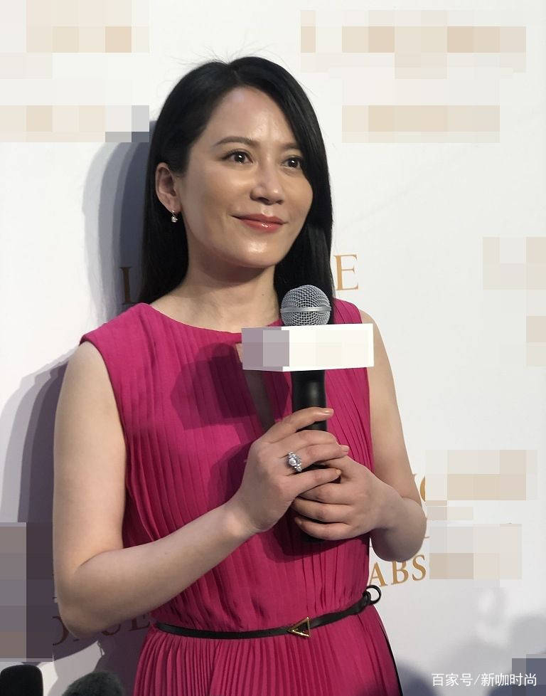 俞飞鸿|俞飞鸿低调现身，过肩长发配玫红长裙，48岁依旧美成焦点
