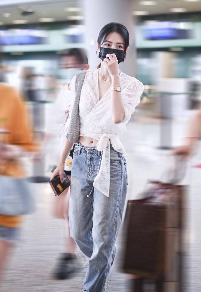造型|路人镜头下的徐璐太瘦了，穿紧身牛仔裤还有褶，这身材我酸了