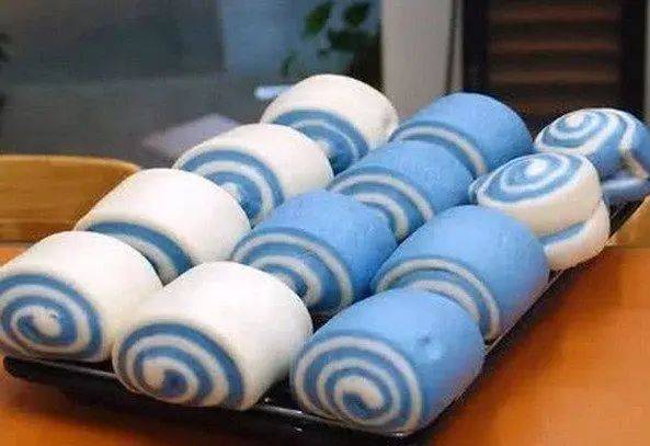 星空系列的面包产品红极一时,而其中的蓝色正是用栀子蓝色素调制出的