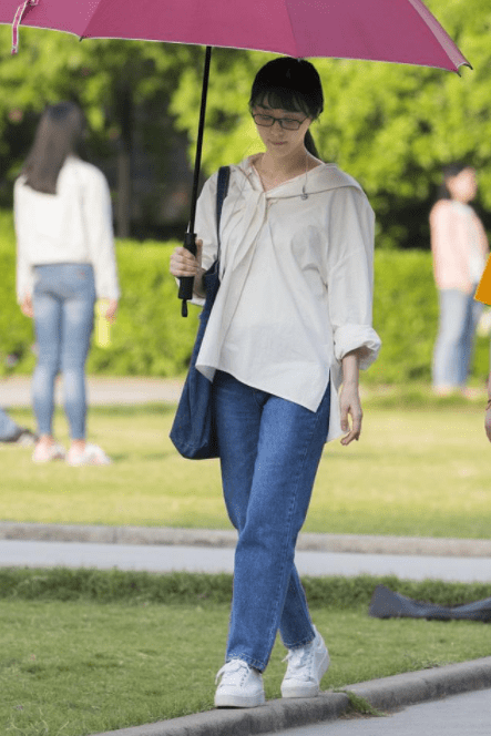 衬衣|范冰冰穿衬衫配背带裤亮相,出门就是焦点,生图根本不用P