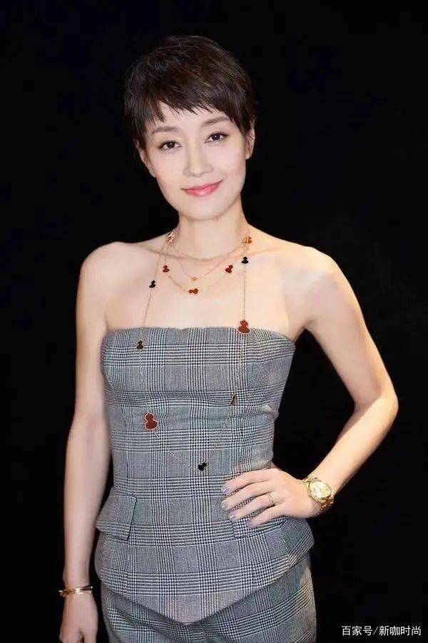 马伊琍|马伊琍赢得漂亮，穿格纹套装撞衫古力娜扎，大女人风范是关键