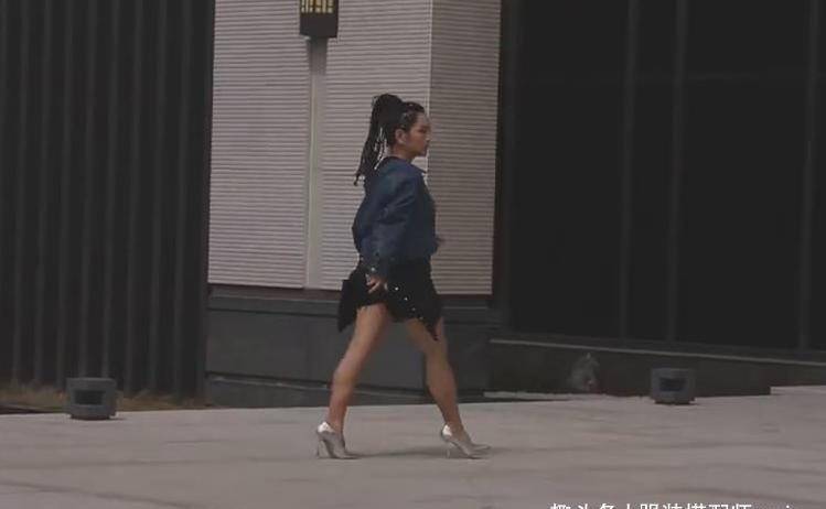 女王|何洁的时尚好难懂，为显高穿短裙却显真实腿型，全靠女王气场硬撑