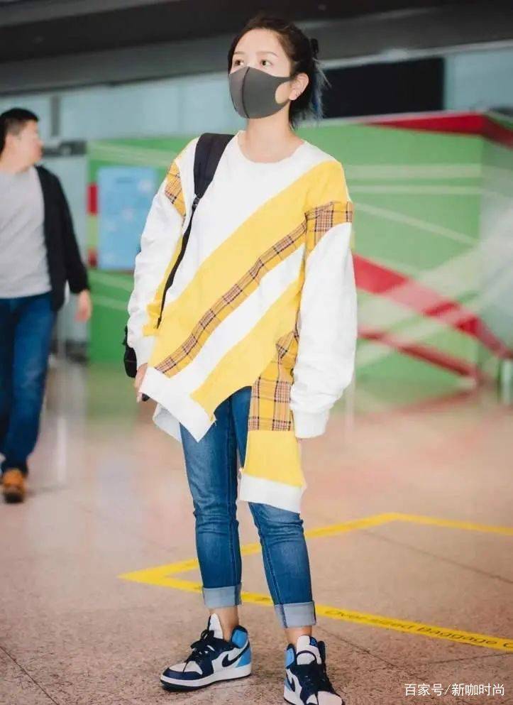 何洁|何洁终于穿对一次，中长款风衣搭紧身裤，拼色鞋子成关键