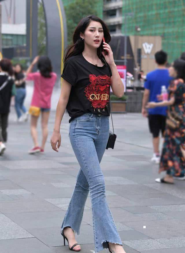 卫衣|白色紧身长袖搭配灰色无痕打底裤，非常多样化，时尚感比较强烈