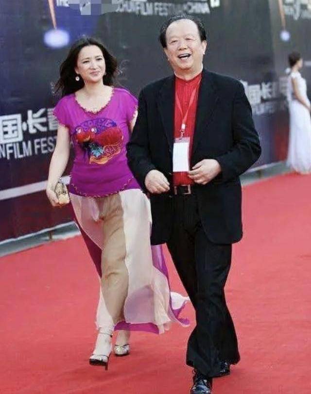 中老年|何晴无惧身材发福，穿T恤走红毯够自信，有“大妈肚”气质也高级