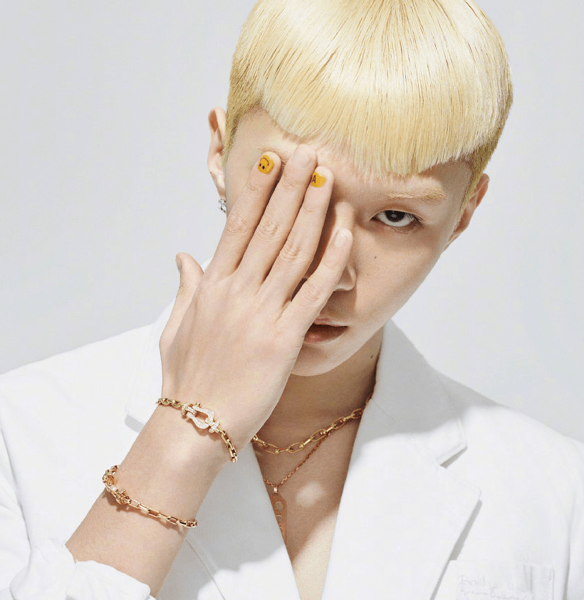 原创男明星也美甲,陈伟霆戳爷都是纯黑色,范丞丞挺卡通,这个真不错