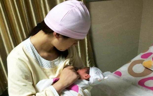 小月|婆婆住院儿媳却带娃旅行，家人无一句谴责，只因婆婆曾做了这件事