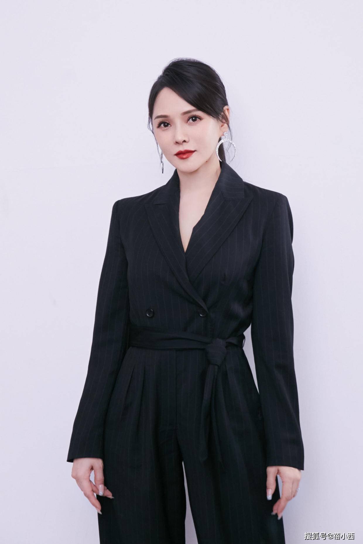 黑色|伊能静真不肯“浪费”露面机会，穿衣虽低调，但彩色口罩够抢眼