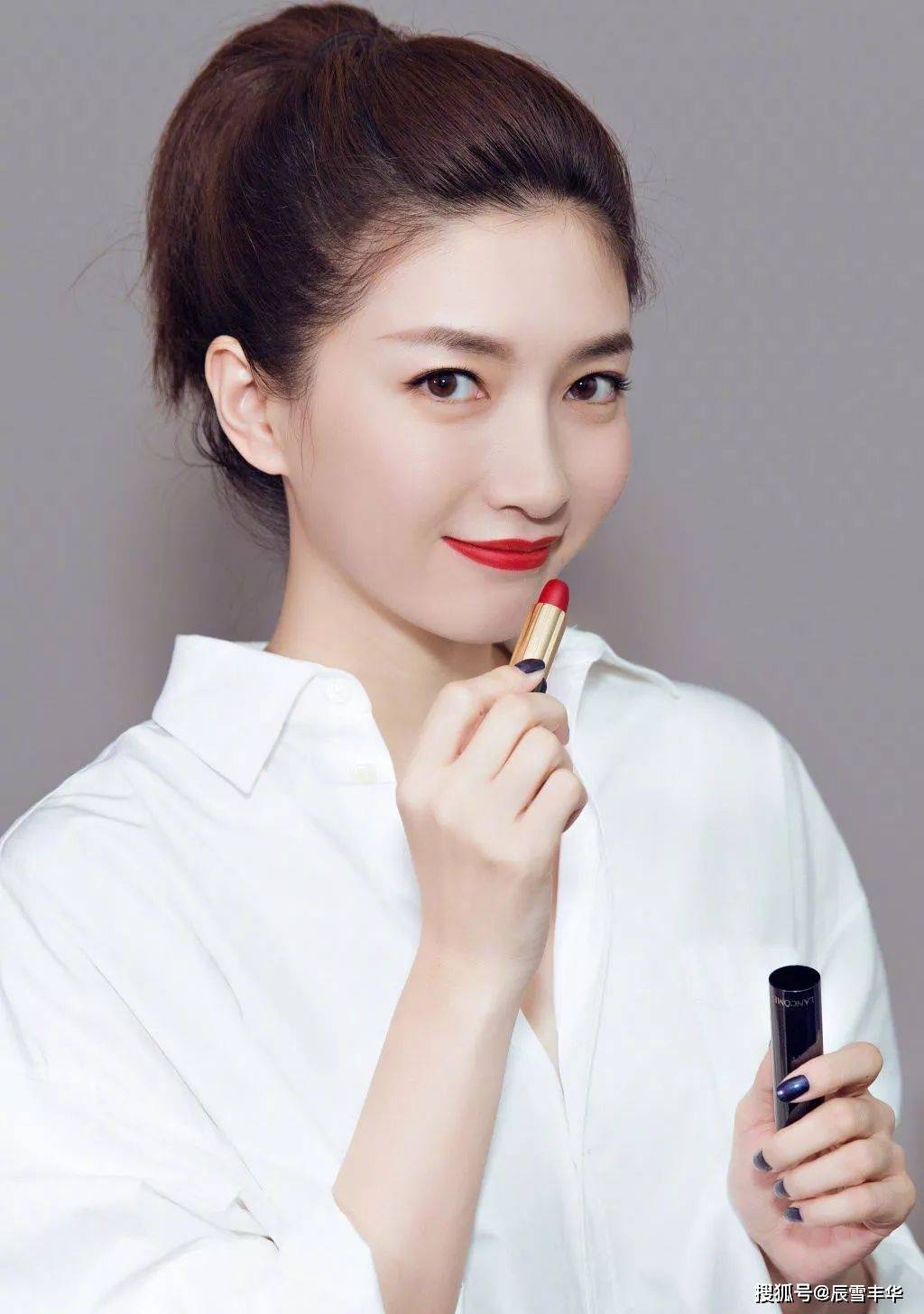 身材|江疏影穿出了“白T恤”的精髓，搭配3000元条纹裤，复古又高级