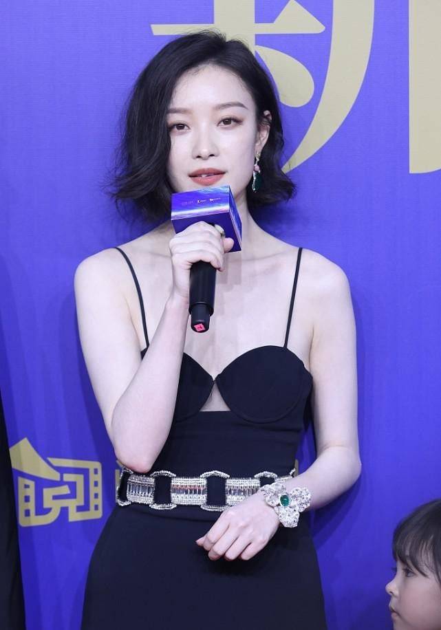 黑色|倪妮这身材有自信底气，穿黑色礼裙用“细绳”吊着，真凉快