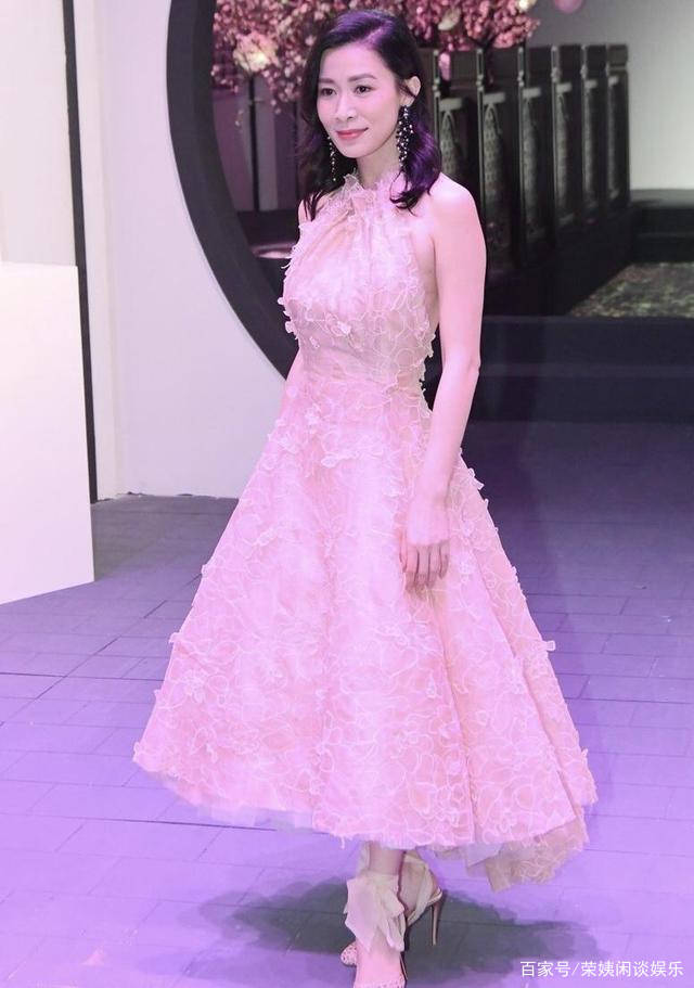 辫子|佘诗曼才是扮嫩高手,穿T恤+百褶裙再扎双马尾辫,哪像46岁?