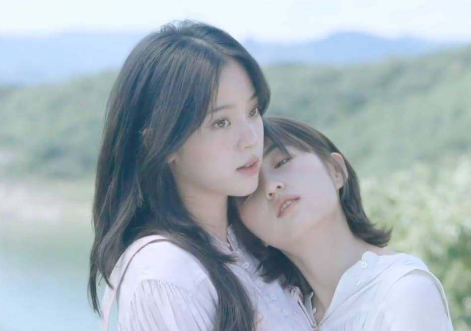 欧阳娜娜张子枫合体登封面,二人同框情同姐妹,眼神暴露演技差距