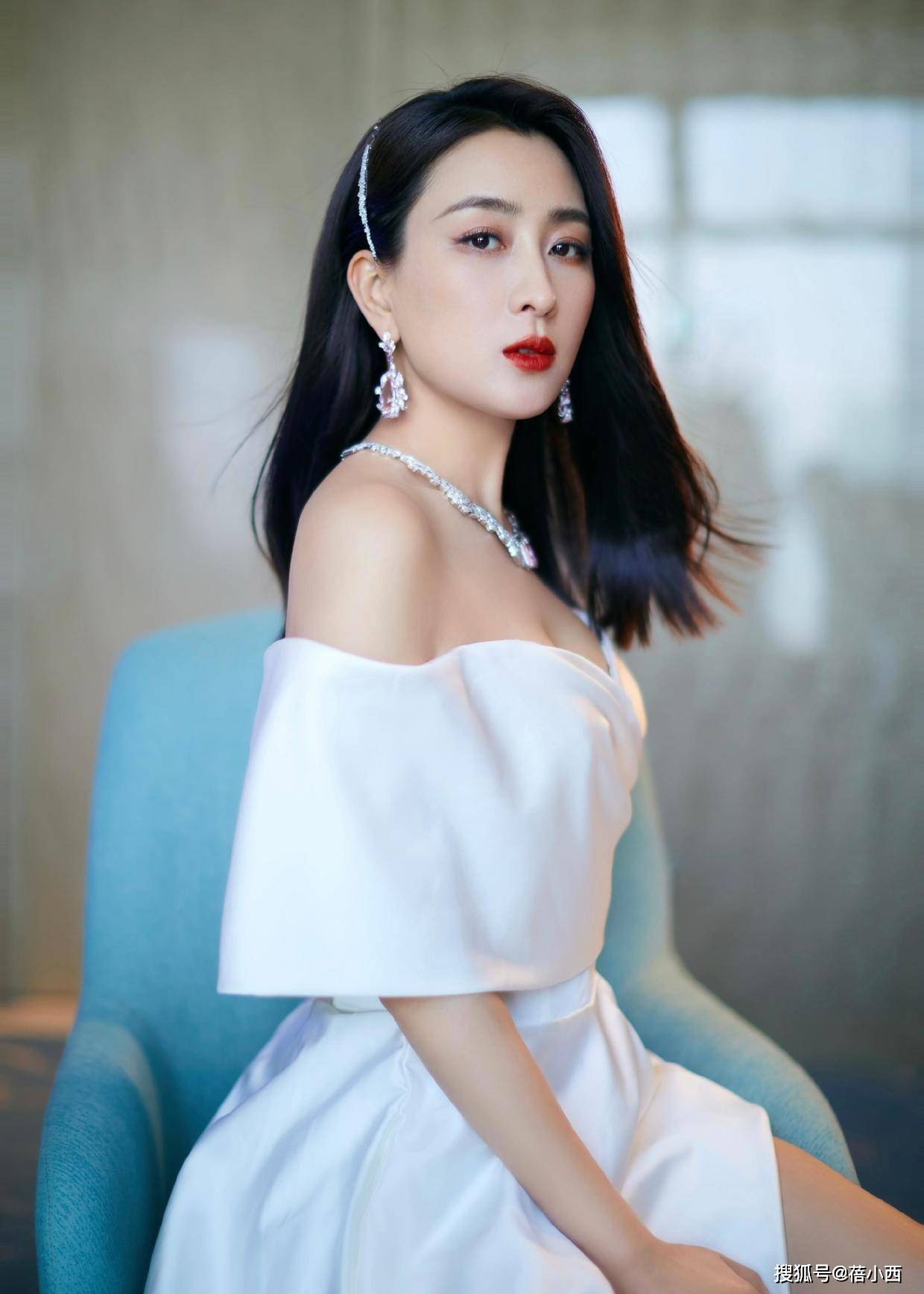 身材|马苏真拼啊，为了让身材比例更好，这么紧的抹胸裙都穿出了高级感