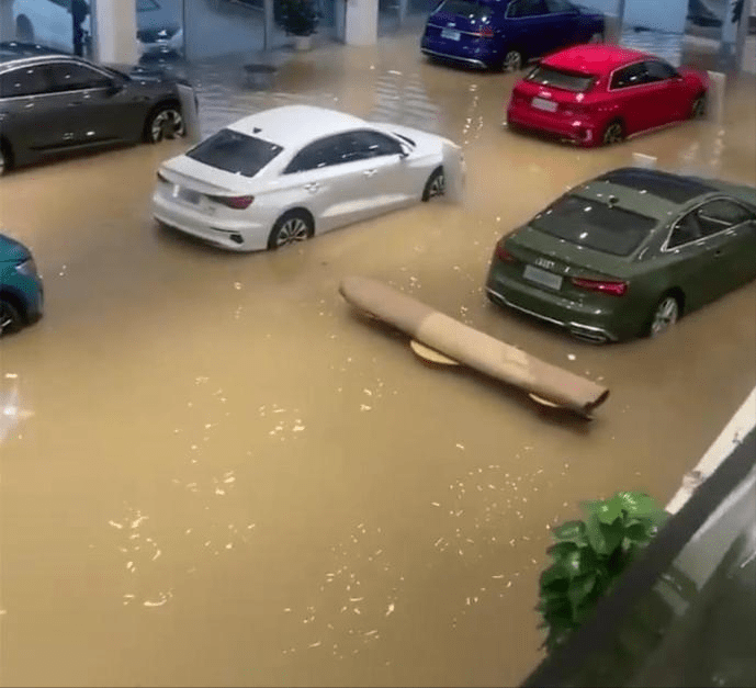 郑州一4s店豪车被暴雨浸泡,新车变成泡水车,看着真心疼