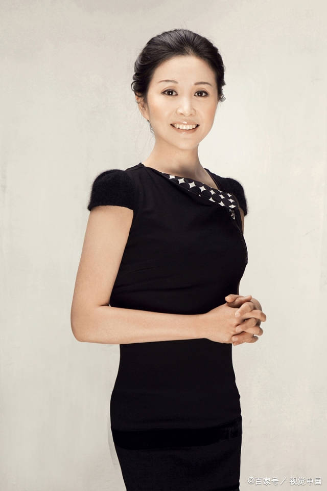 样式|黄菡年过半百气质依旧,珍珠项链搭小黑裙,尽显知性大气范儿