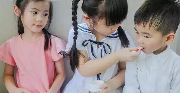 桃子|女儿爱吃零食,妈妈给“牛奶片”以为安全,结果让妈妈后悔不已