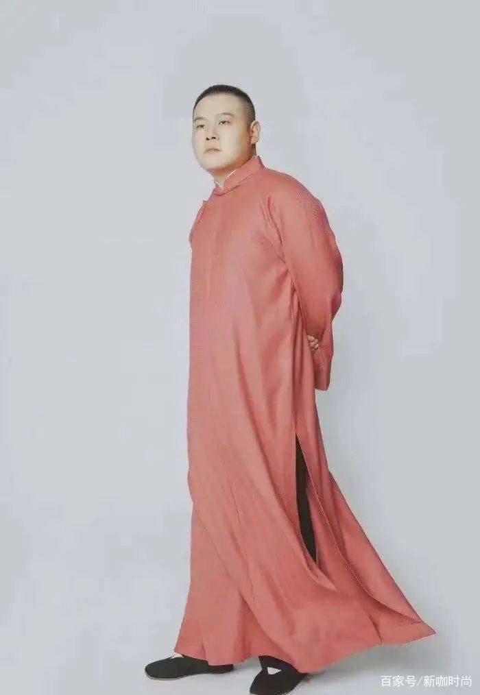 岳云鹏|岳云鹏时髦起来不一般，休闲外套搭潮款牛仔裤，“大佬”派头十足