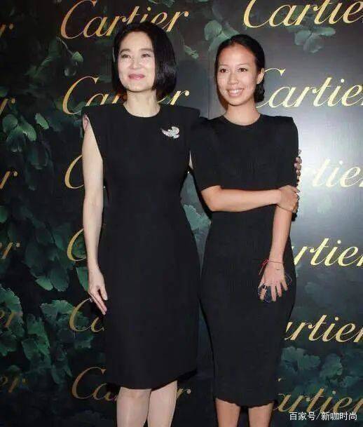 林青霞|林青霞年近古稀韵味犹存，穿垫肩小黑裙典雅端庄，女神范十足