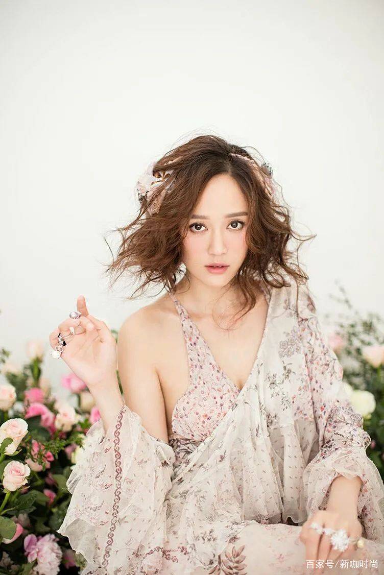 样式|陈乔恩晒度假美照，长裙飘逸身量纤细，恋爱中的女人就是不一样