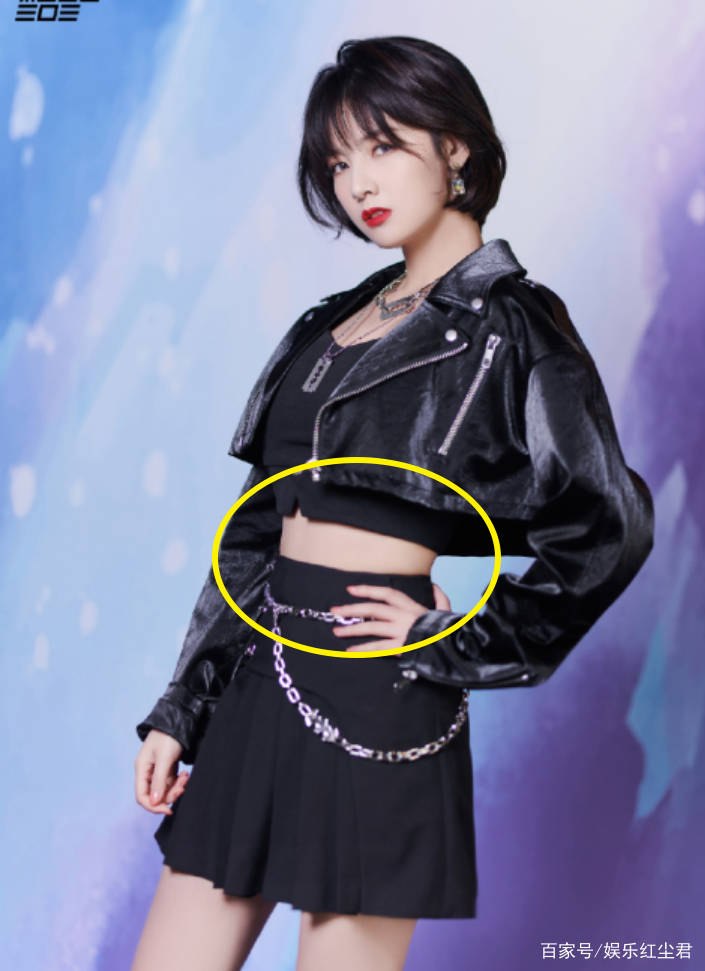 直角|硬糖少女新年造型曝光,希林郑乃馨丝袜大比拼,张艺凡直角肩惊艳